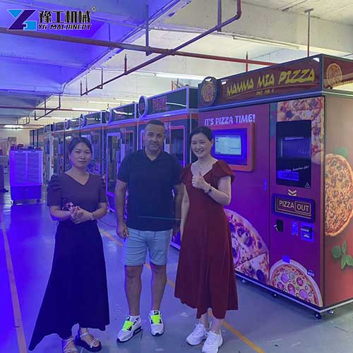 YG pizza vending machine customer